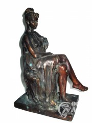 Скульптура "Сидящая девушка"